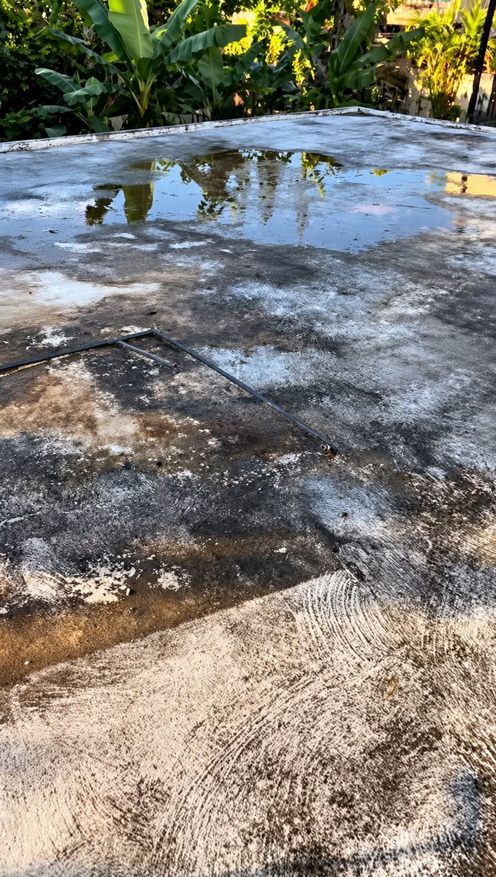 Dalle béton abîmée avec une grande flaque d'eau stagnante