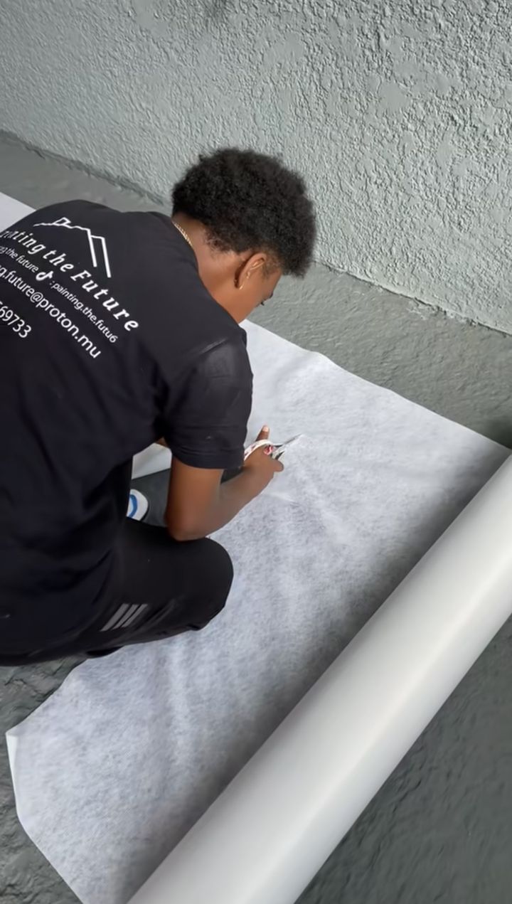 Ouvrier PTF découpant la toile de renfort polyester